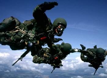 SAS Soldaten beim HALO Sprung. Gut zu sehen ist das sonst für britische Truppen untypische M16
