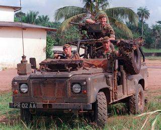 Soldados britnicos em um Land Rover em Serra Leoa.