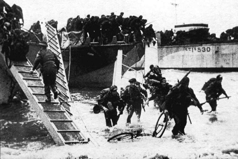 Commandos britânicos desembarcam na Normandia.