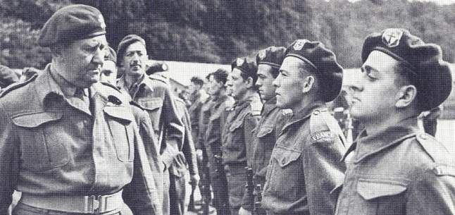 Coronel Charles Voughan inspeciona Commandos franceses.
