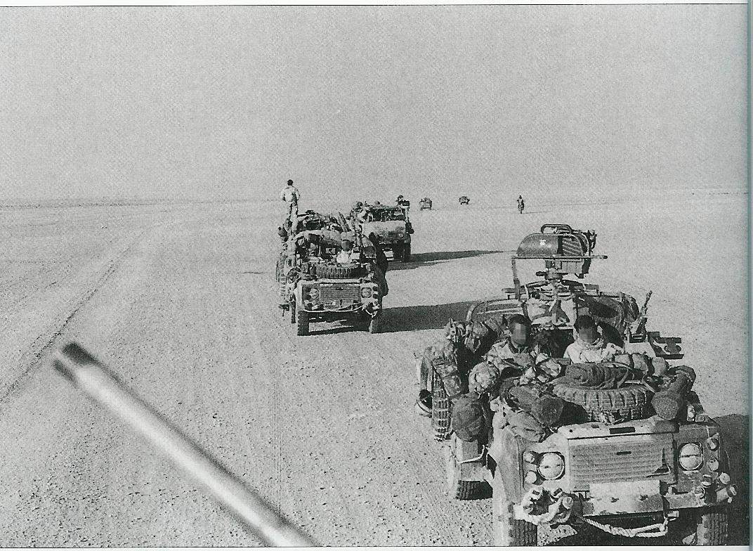 Patrulha do SAS em pleno deslocamento no deserto iraquiano.