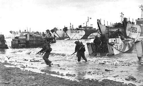 Homens do 47 RM Commando desembarcam na praia Gold.
