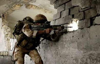 Soldado britnico em combate urbano no Iraque.