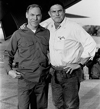 General James Vaught (esq) e o Coronel Charlie Beckwith (dir)