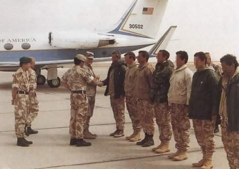 O Gen. Norman Schwarzkopf cumprimenta pessoalmente homens do SAS que participaram da campanha do Golfo em 1991.