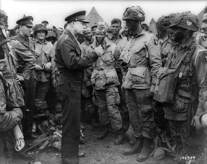 Eisenhower conversa com homens da 101ª dos EUA pouco antes do Dia D
